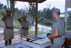 veel belangstelling onder jonge Papua's 