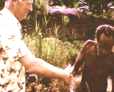 koning geeft hand aan Papua