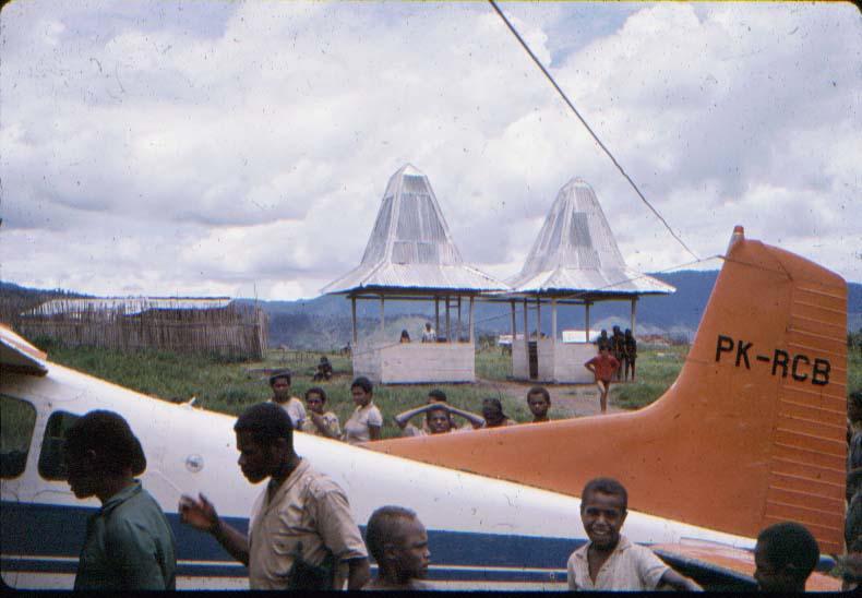 BD/37/48 - 
De vliegstrip in Moanemani
