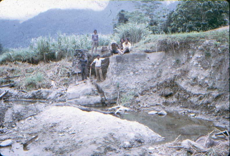 BD/37/120 - 
brug bij Sentani: natuurgeweld 2
