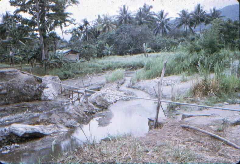BD/37/121 - 
brug bij Sentani: natuurgeweld 3
