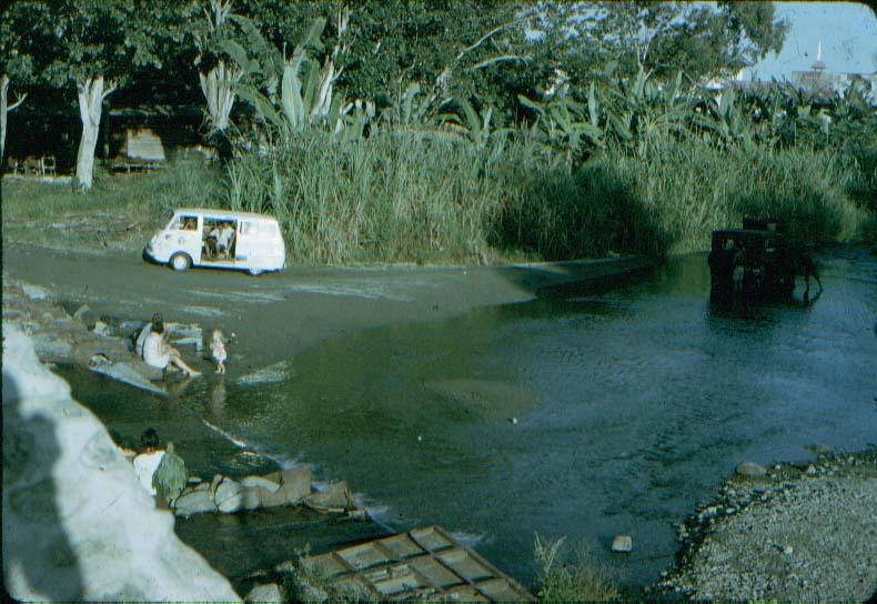 BD/37/122 - 
brug bij Sentani: natuurgeweld 4
