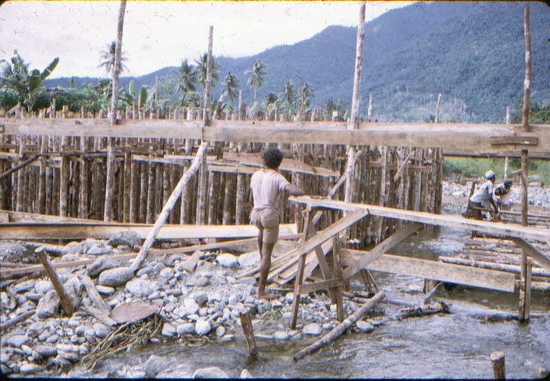 BD/37/128 -
brug bij Sentani: natuurgeweld 10