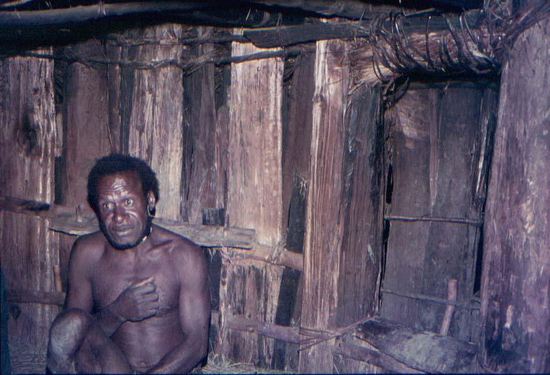 BD/37/159 -
construction of cabins: Wamena 3