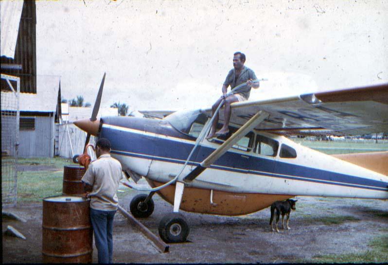 BD/37/230 - 
Filling an airplane
