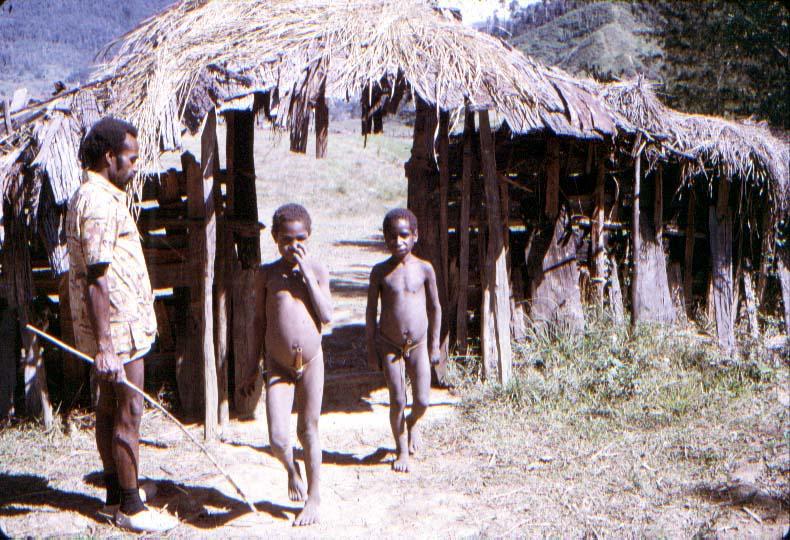 BD/37/240 - 
Ilaga: de ingang van de kampong
