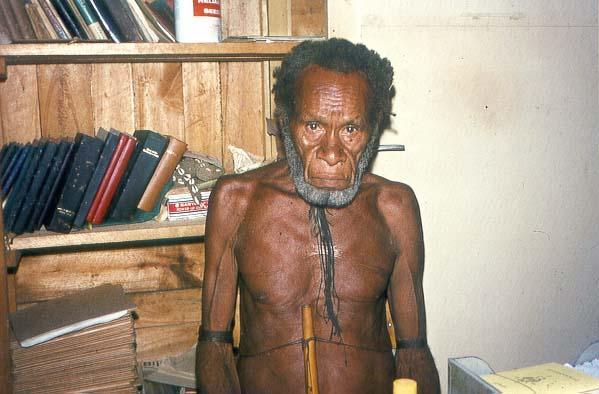 BD/37/247 - 
Wamena: Kurelu, oorlogsopperhoofd
