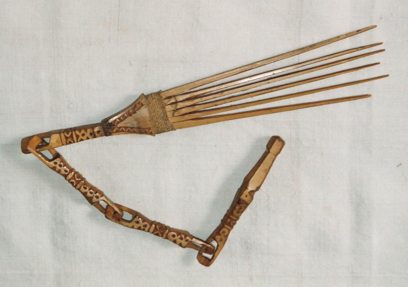 EA/114/1 -
haircomb