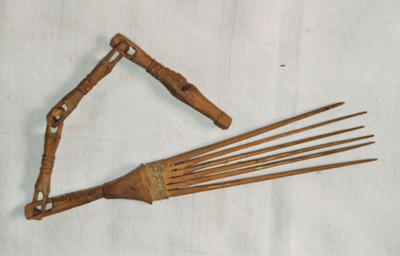 EA/114/1 -
haircomb