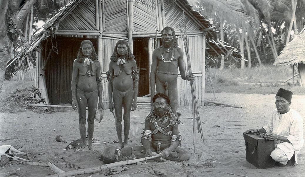 BD/168/4 -
Papua people in ritual cloths