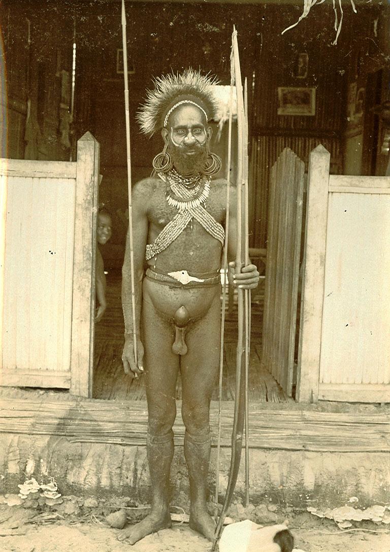 BD/168/9 -
Papua people in ritual cloths