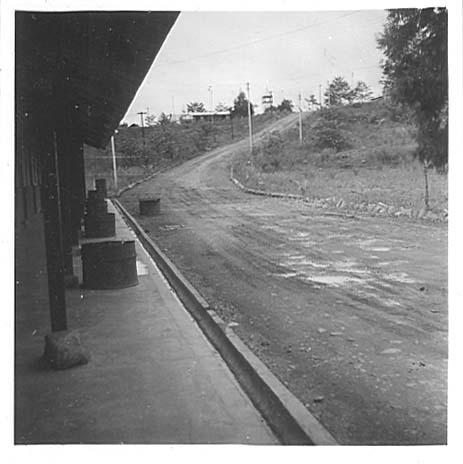 BD/128/28 -
Laadperron langs weg bij Ifar