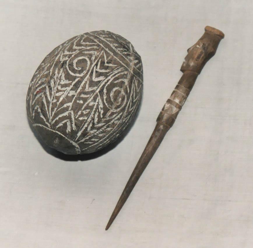 EA/96/8 -
lime container and licking stick