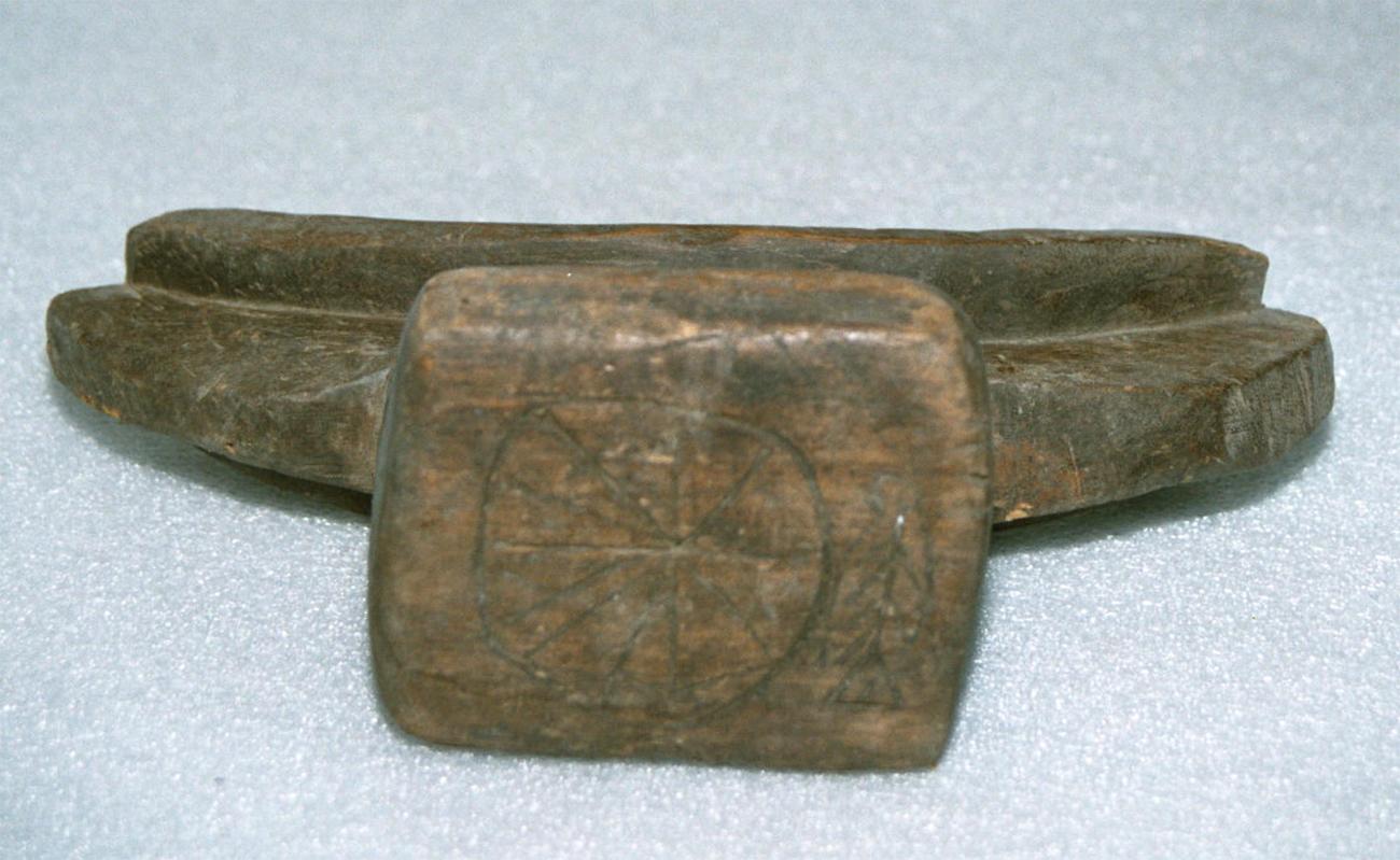 EA/65/39 - 
neck rest
