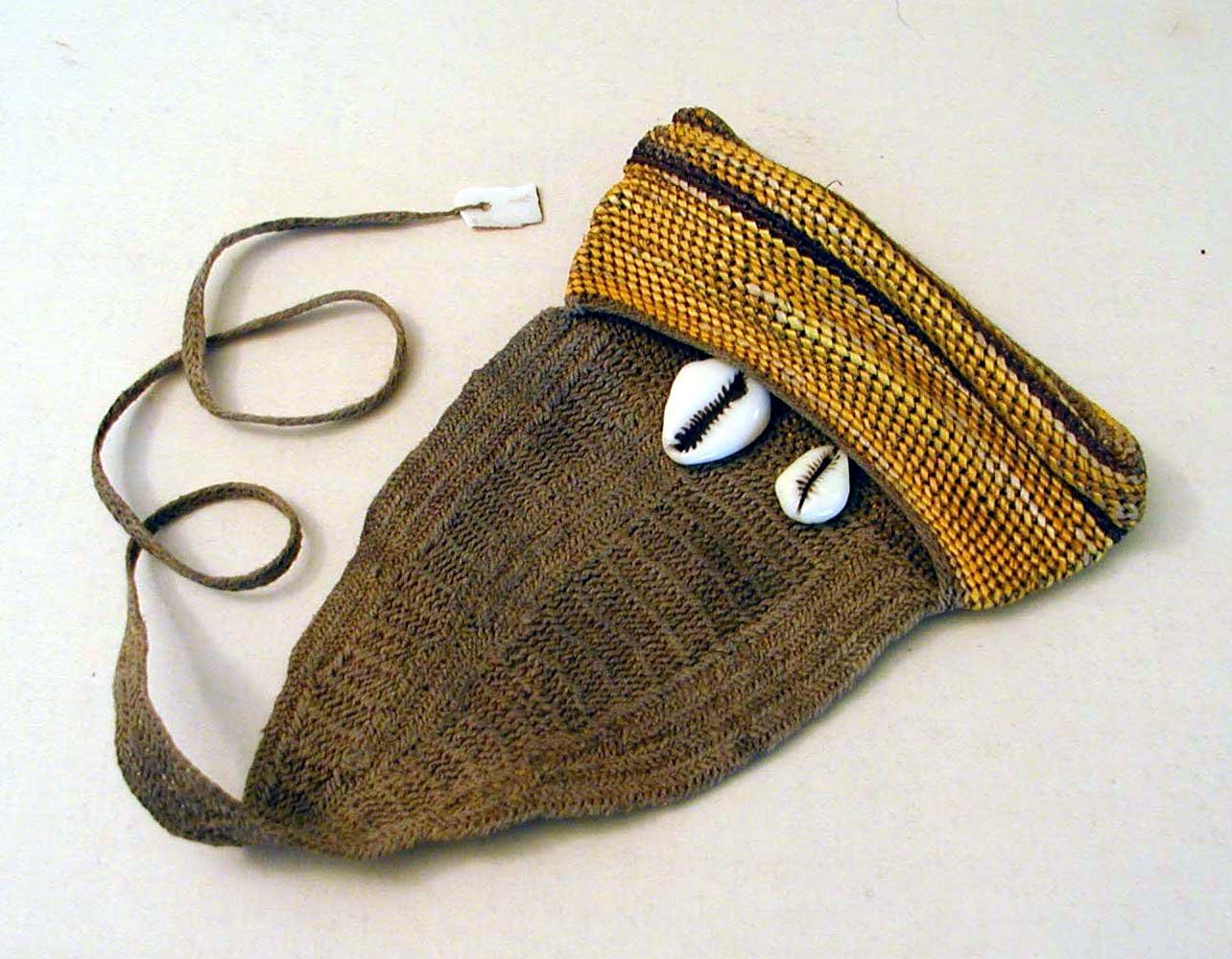 EA/6/10 -
purse containing currency