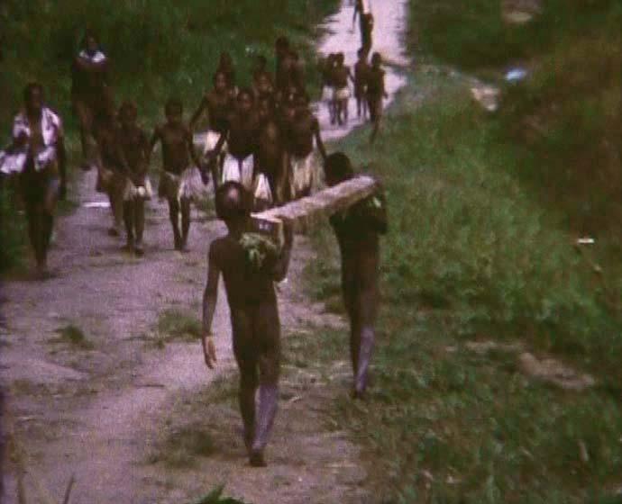 FI/40/27 -
Pugina en vliegveld Wamena