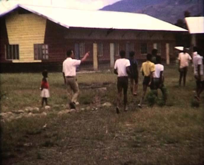 FI/40/27 -
Pugina en vliegveld Wamena