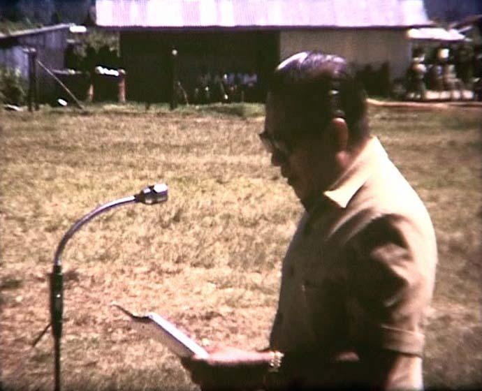 FI/40/27 -
Pugina en vliegveld Wamena