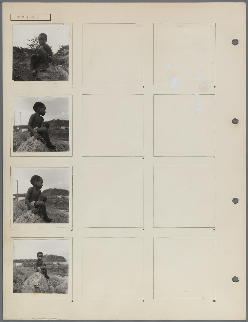 BD/163/212 -
portret van een zittende Papua jongen