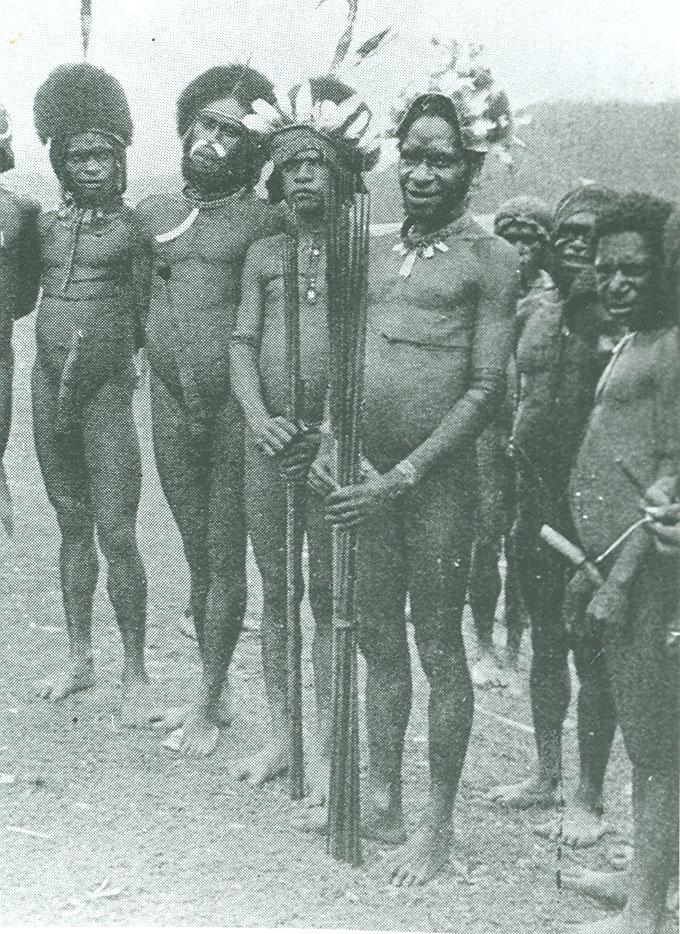 BD/39/9 - 
Men with headdresses
