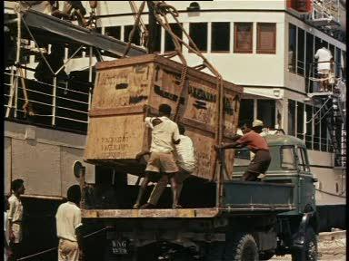 FI/1200/42 -
Nieuw-Guinea Kroniek 22: De steden van Nieuw-Guinea