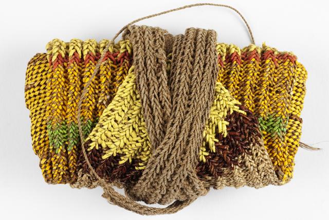 EA/174/142 - 
shell purse
