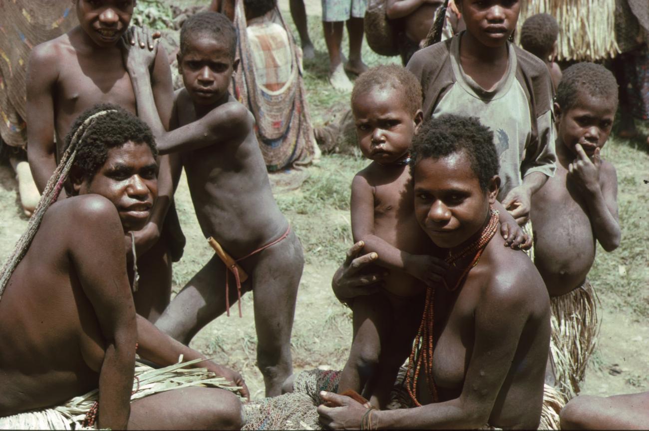 BD/166/127 -
Women and children on the market