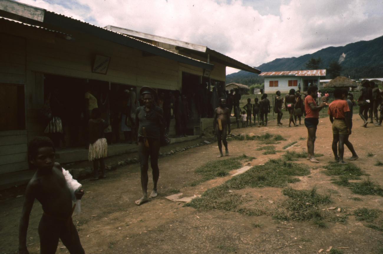 BD/166/129 -
Wooden building and people