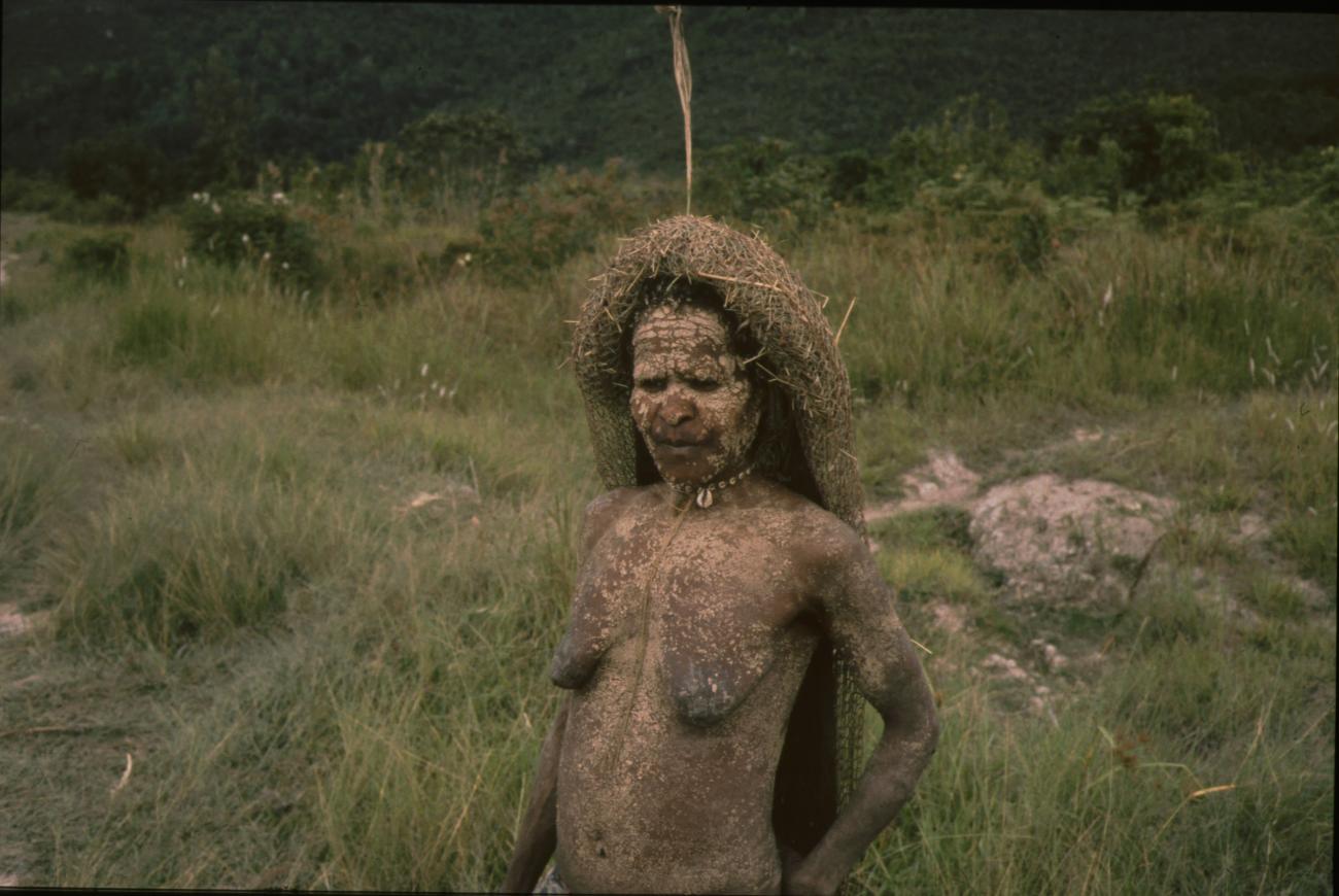 BD/166/156 -
Woman with white clay decorations