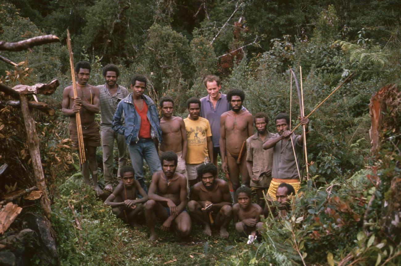 BD/166/16 - 
Groepsfoto met 13 mannen in traditionele en westerse kledij en Bart Vos
