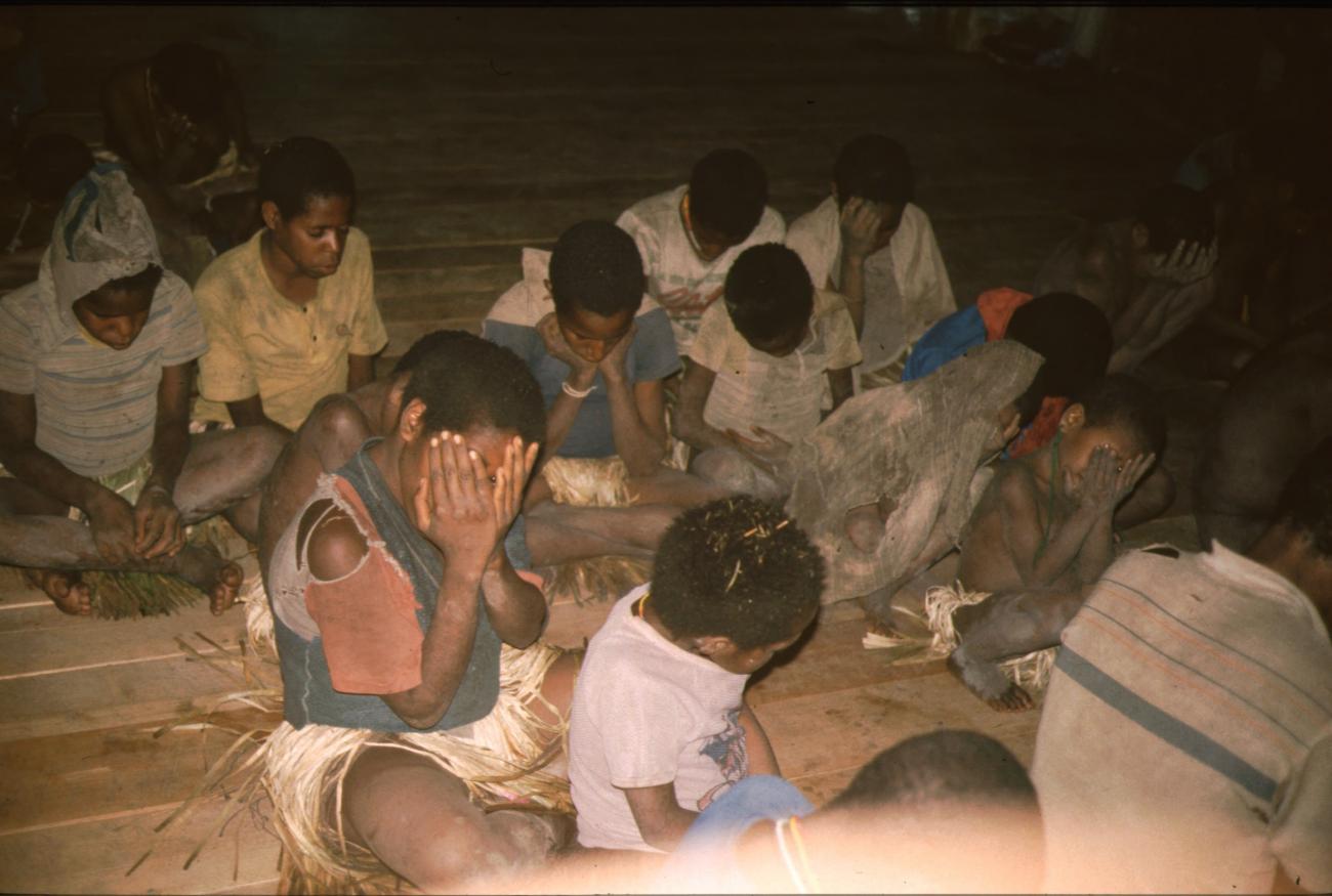 BD/166/172 -
Praying people