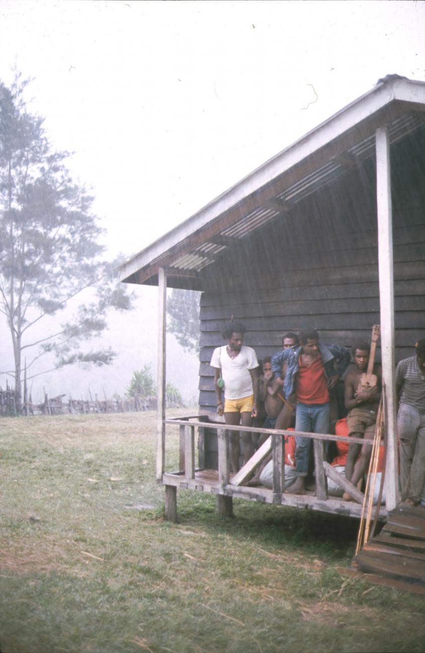BD/166/178 -
Sheltering from the rain 2