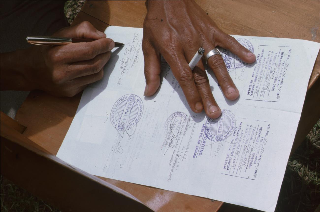 BD/166/193 -
The signing of a form