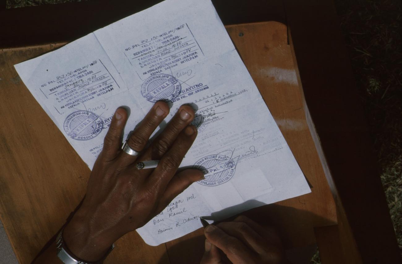 BD/166/197 -
Signing of a form 2
