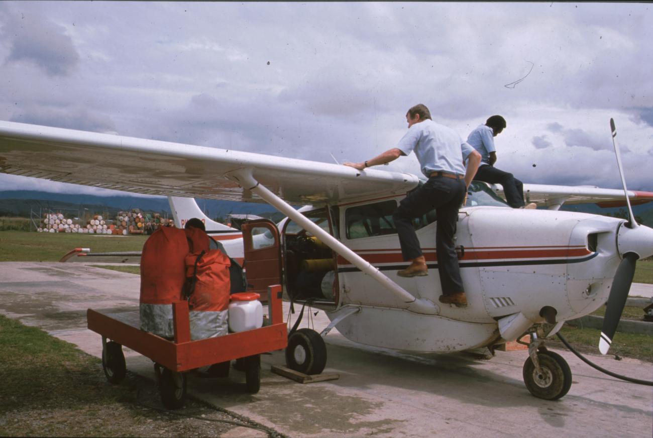 BD/166/243 -
Loading the plane