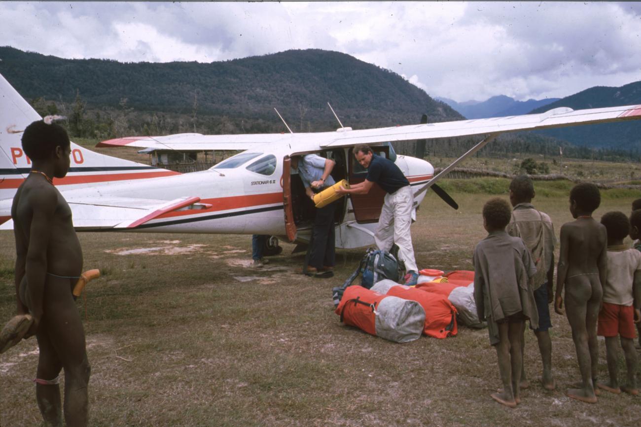 BD/166/243 -
Loading the plane