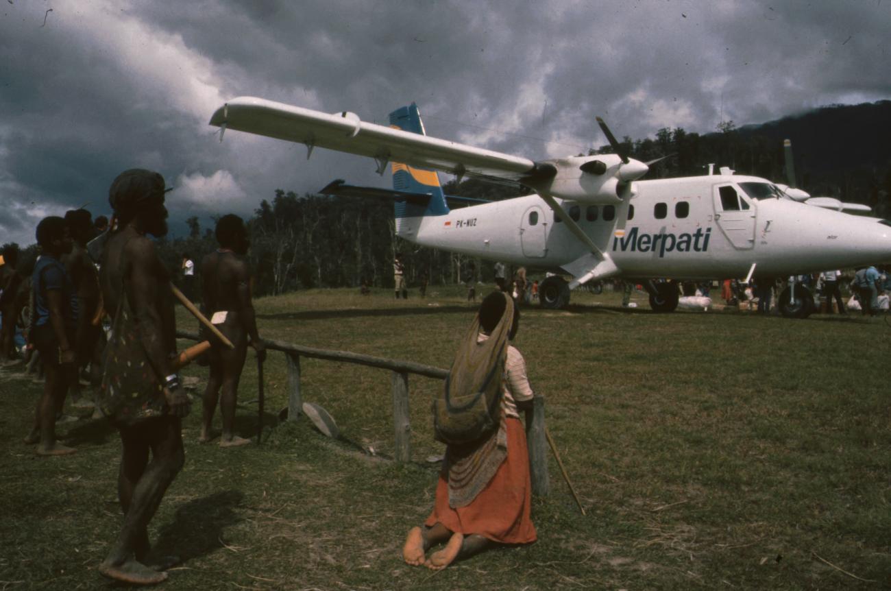 BD/166/244 -
Watching the unloading of the plane