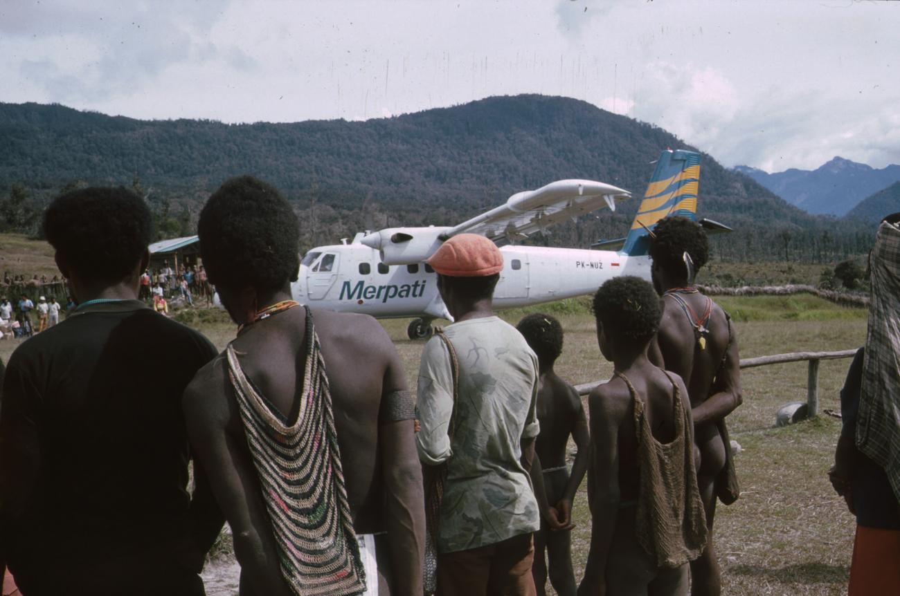 BD/166/245 -
Watching the unloading of the plane 2