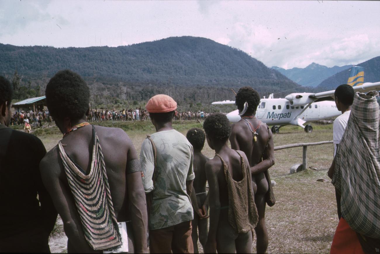 BD/166/245 -
Watching the unloading of the plane 2