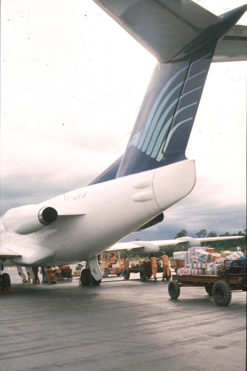 BD/166/251 -
Bagage bij een toestel van Garuda Indonesia