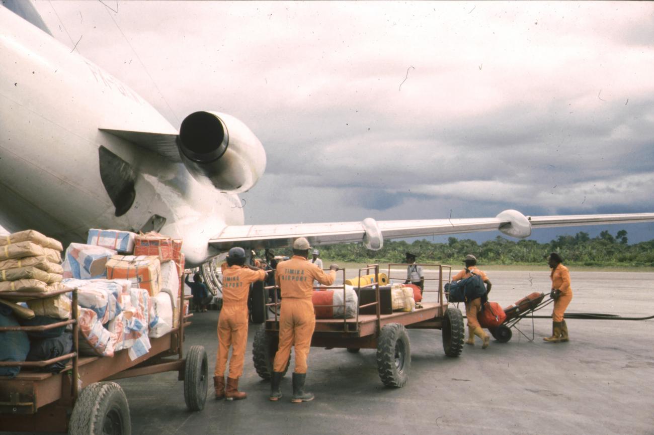 BD/166/256 -
Loading the luggage