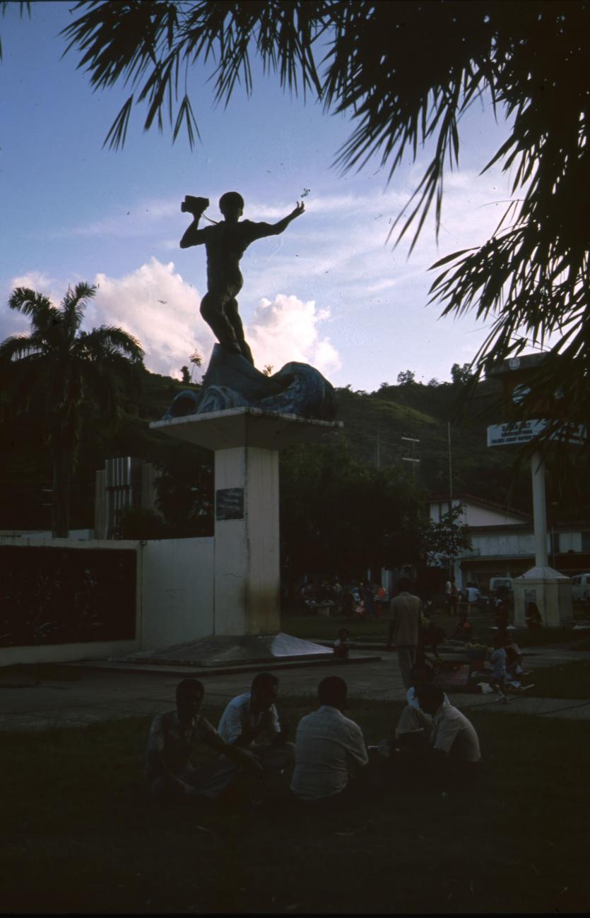 BD/166/259 -
Statue amidst houses