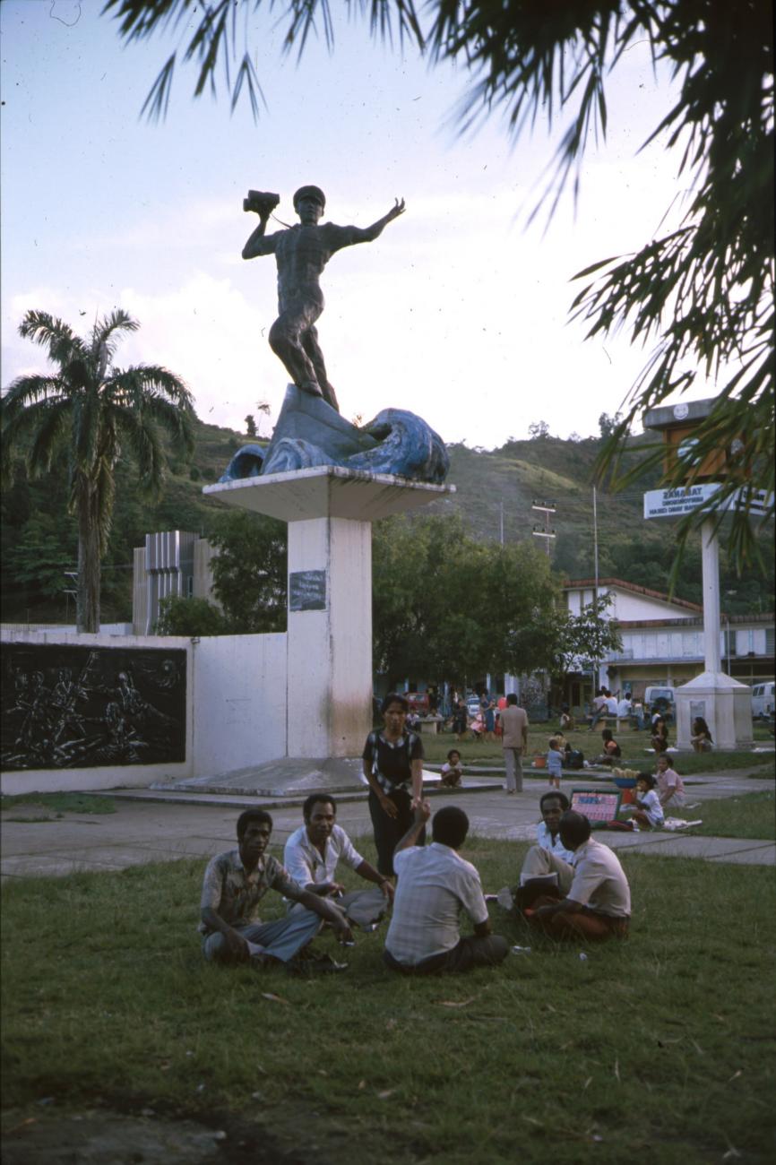 BD/166/259 -
Statue amidst houses