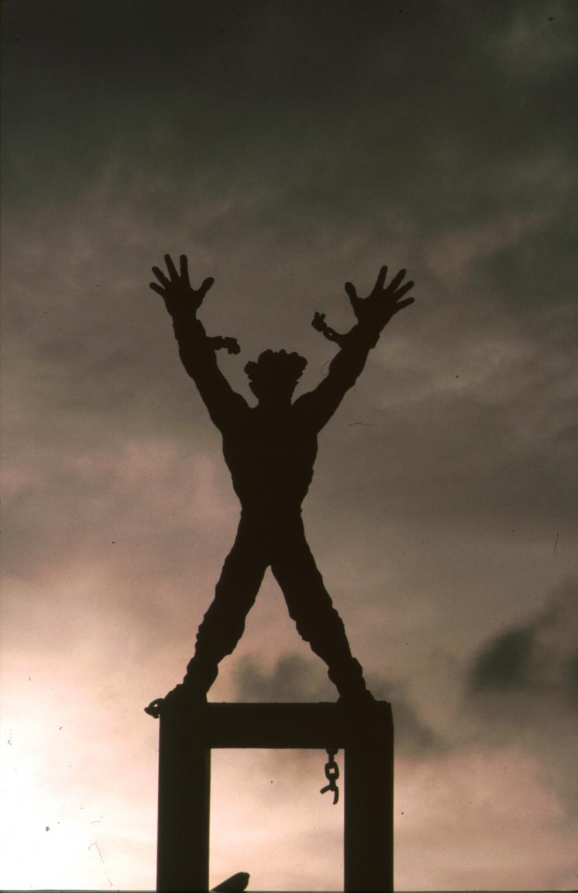 BD/166/260 -
Statue of a human figure with broken chains