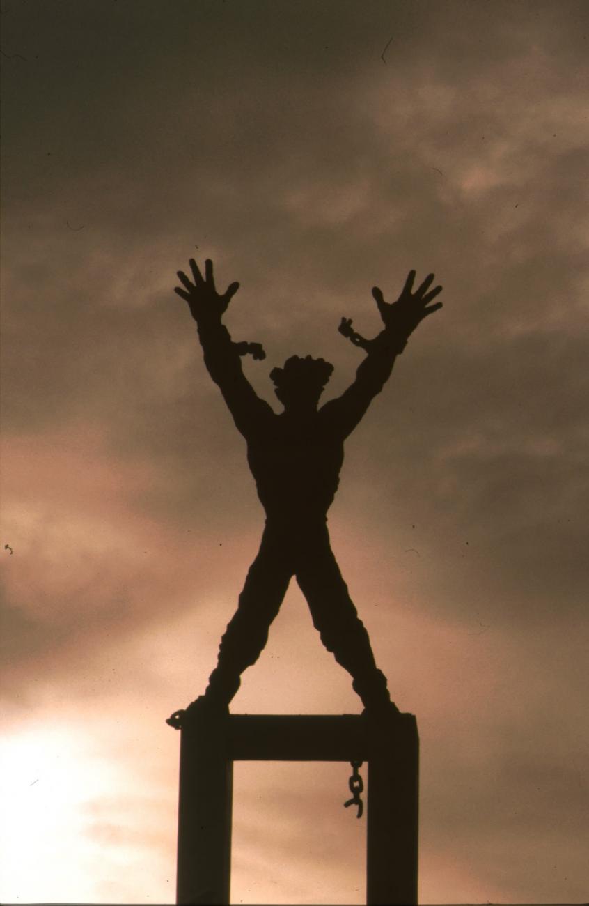 BD/166/260 -
Statue of a human figure with broken chains