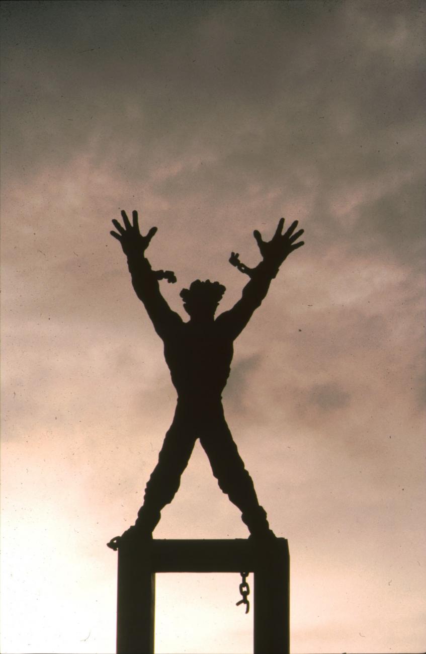 BD/166/260 -
Statue of a human figure with broken chains