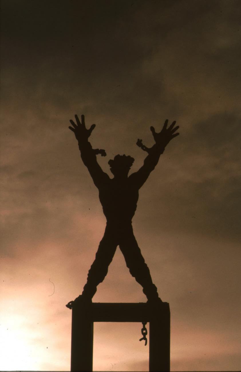 BD/166/260 -
Statue of a human figure with broken chains