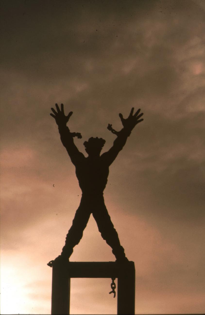 BD/166/260 -
Statue of a human figure with broken chains