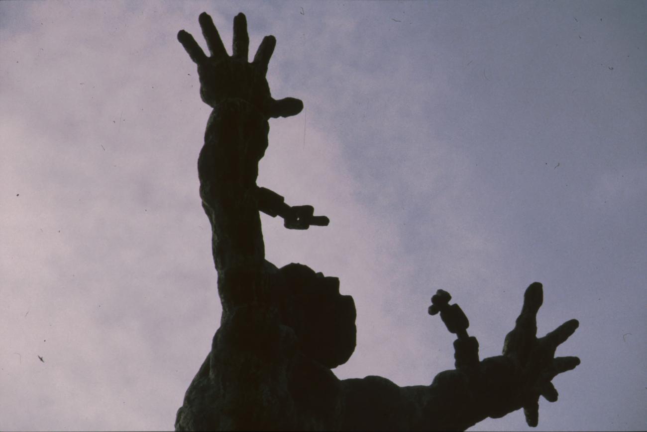 BD/166/261 -
Statue of a human figure with broken chains (close-up)