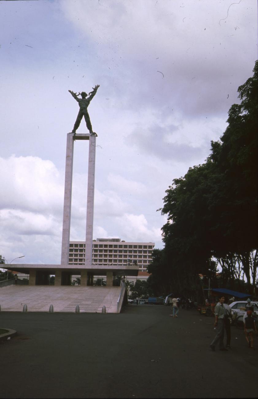 BD/166/262 -
Statue on an extremely tall base